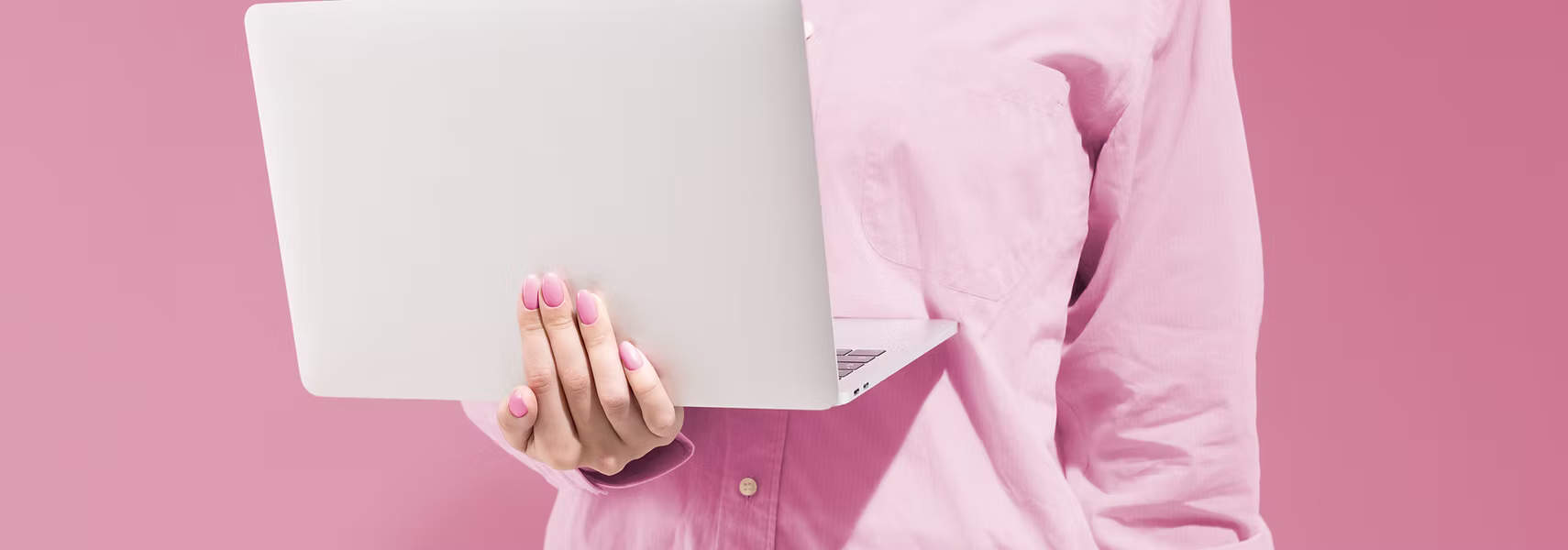 Computador portátil sobre mesa: consultoría digital