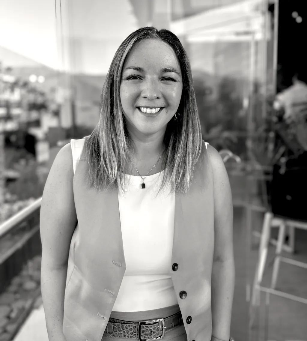 Retrato de Daniela Chávez en blanco y negro