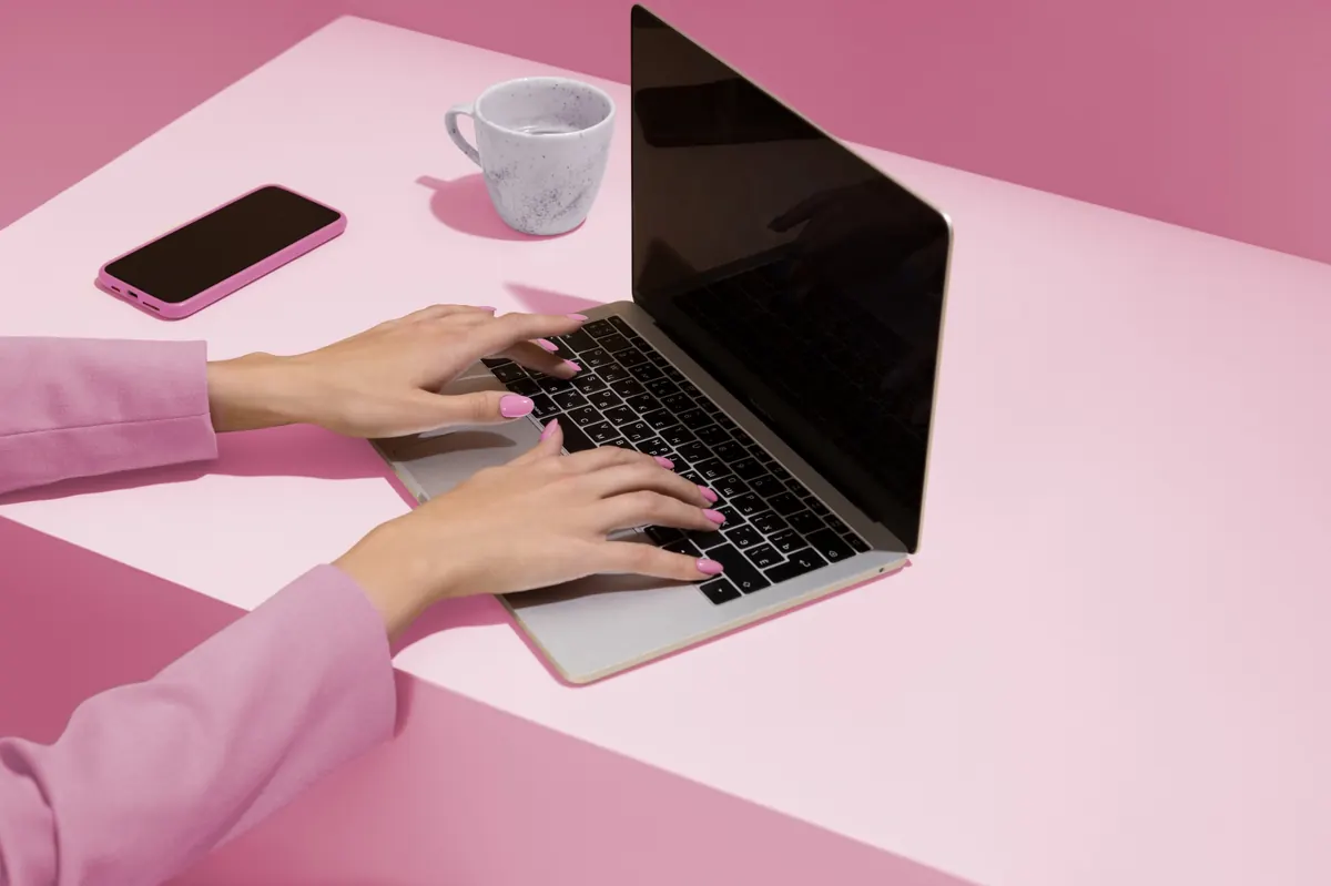 Laptop sobre mesa rosa — DigitalBlend